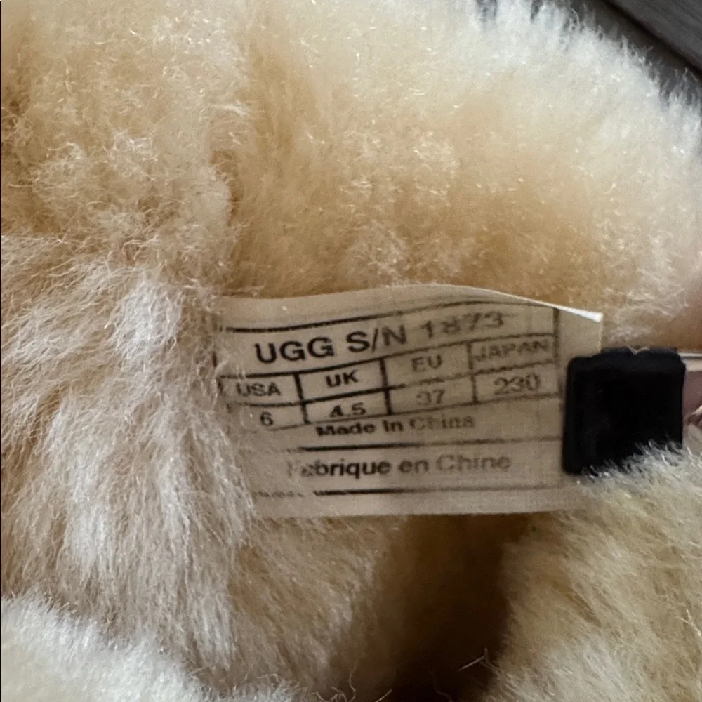 UGG Bailey Button Triplet Boots Chestnut FLAWED